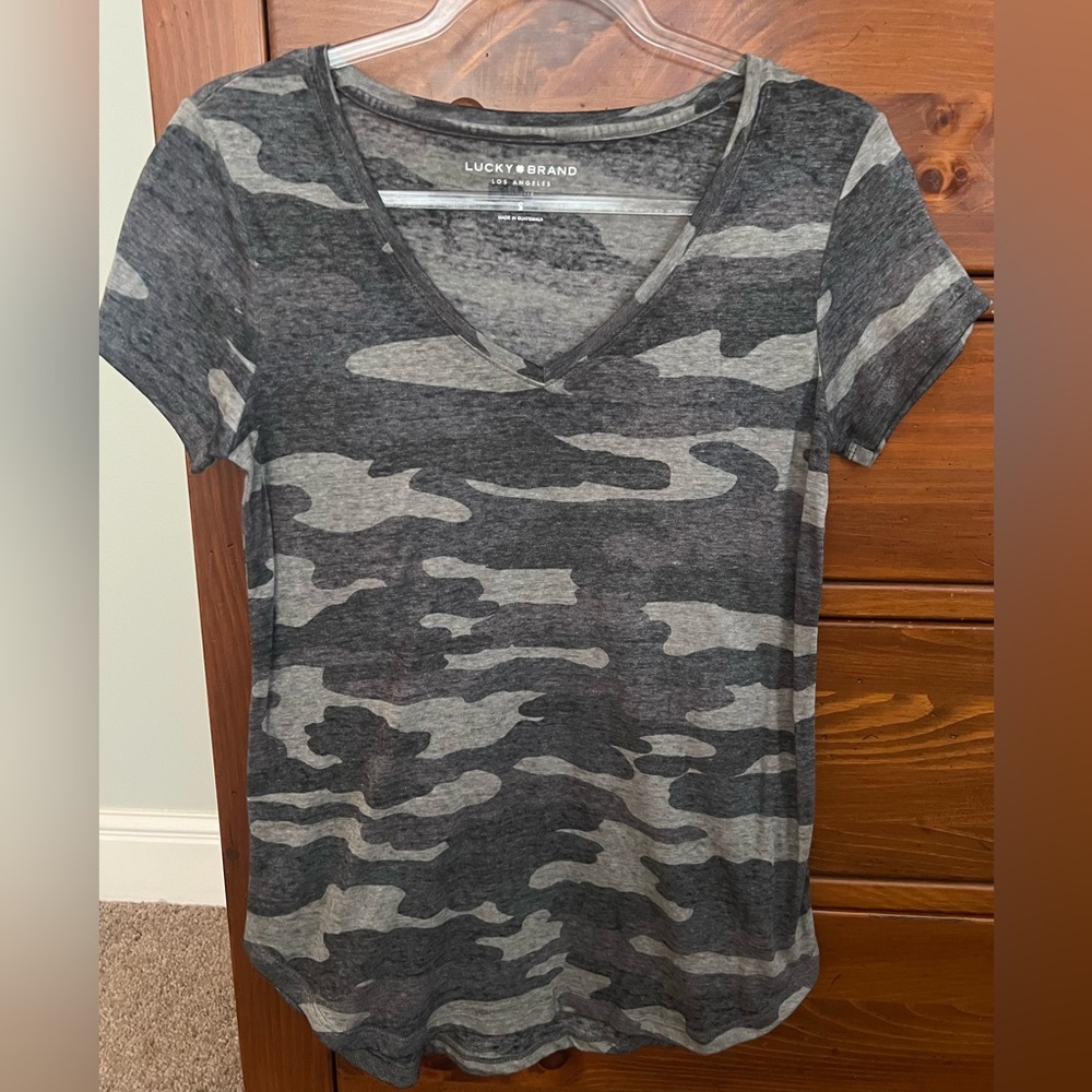 Lucky Brand camo v-neck tshirt size small